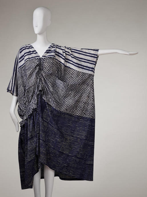 Rectangular caftan dress by Issey Miyake, Japan, Summer 1984. Cotton with indigo blue resist-dye batik pattern. RISD Museum - Foto: https://risdmuseum.org/art-design/collection/indigo-batik-dress-2016565, Photographer from the Rhode Island School of Design Museum of Art - Lizenz: https://creativecommons.org/publicdomain/zero/1.0/deed.en - Datei: https://commons.wikimedia.org/wiki/File:Issey_Miyake,_Summer_1984_-_Indigo_Batik_Dress_01.jpg 